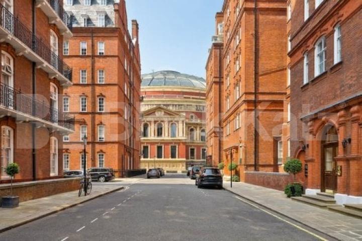 Beautiful four double bedroom set in a mansion block property in Zone 1 Luxborough Street, Marylebone